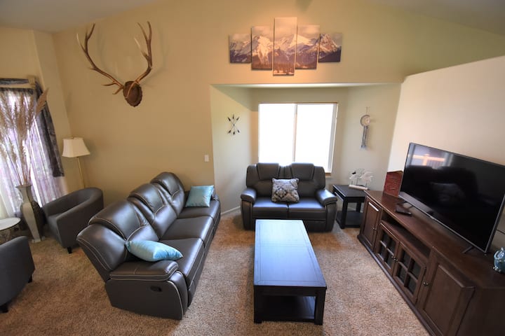 3 Bedroom Home Sleeps Up To 6-thornton - Thornton, CO