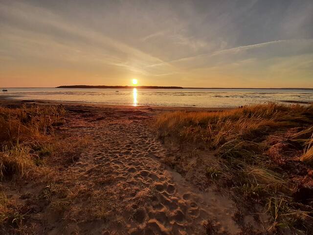 Shalin Cottage-seconds from semi-private beach