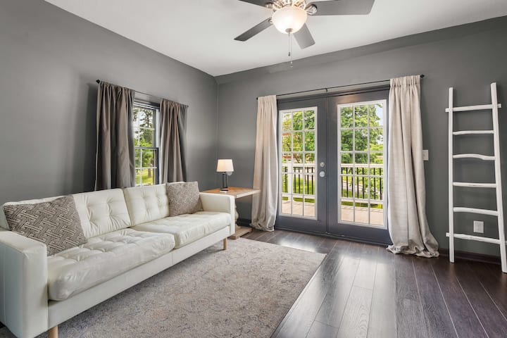 Private Penthouse +Balcony Overlooking 39th Street - Kansas City, MO