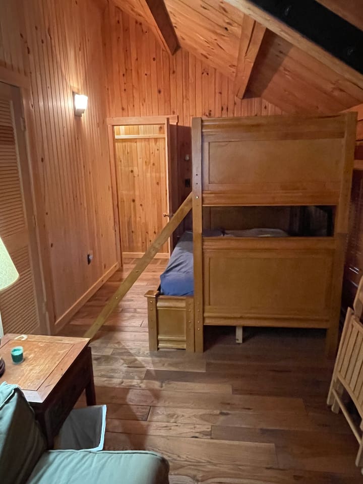 Camas literas en el segundo piso