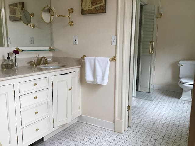 Entire 3 story Brownstone building, Walk to Fenway