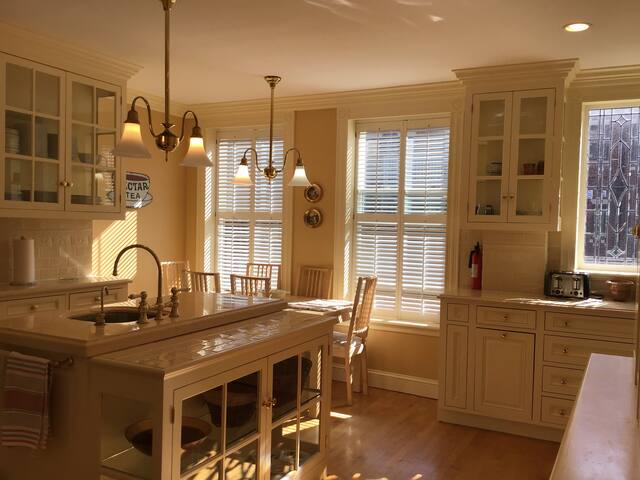 Entire 3 story Brownstone building, Walk to Fenway gallery image 3