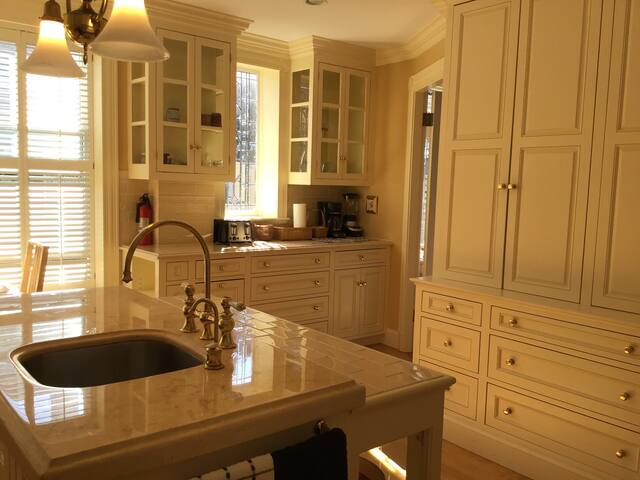 Entire 3 story Brownstone building, Walk to Fenway gallery image 5