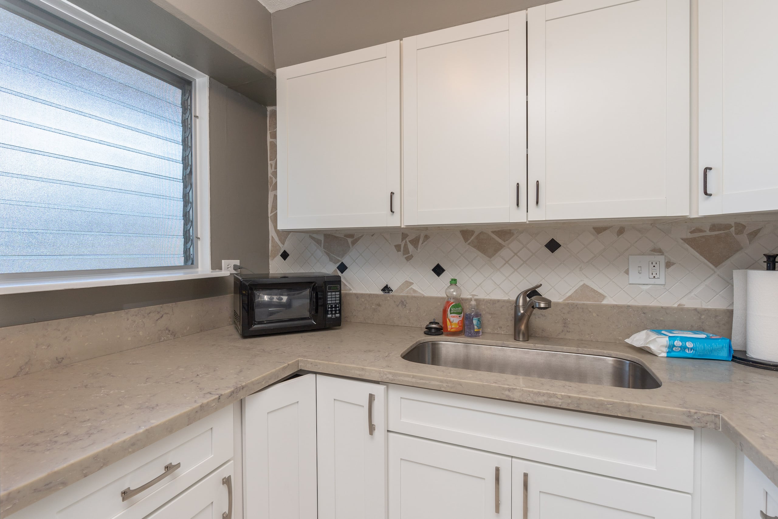 Royal Aloha Waikiki 2 bedroom WiFi Kitchen 809 - Image 10