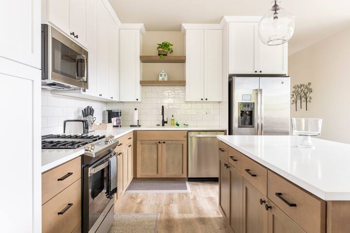 Walkable new home by Hawthorne – Modern spacious