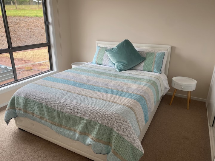 Segunda cama tamaño queen con increíbles vistas desde la cama.