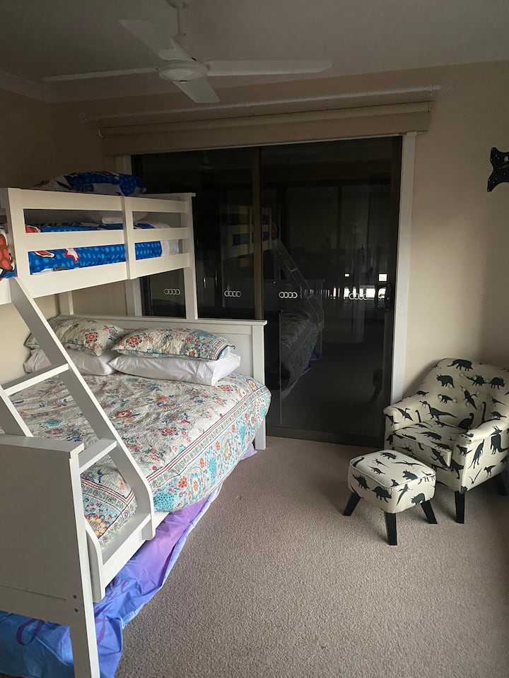 Cama doble grande. Cama individual arriba, con cama nido abajo. Adecuado y seguro para niños y adultos