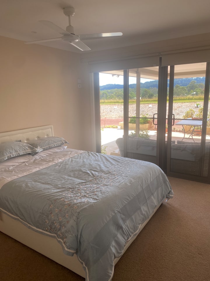 Dormitorio principal con increíbles vistas y puerta corrediza a la zona del patio. 