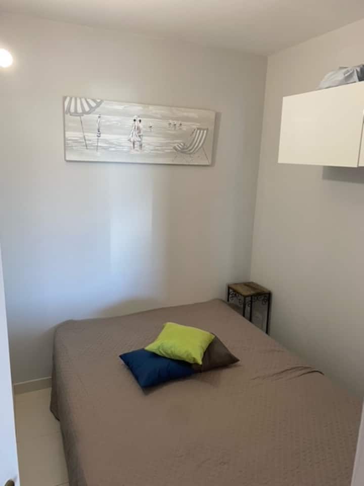 chumba kidogo cha kulala kitanda cha-140