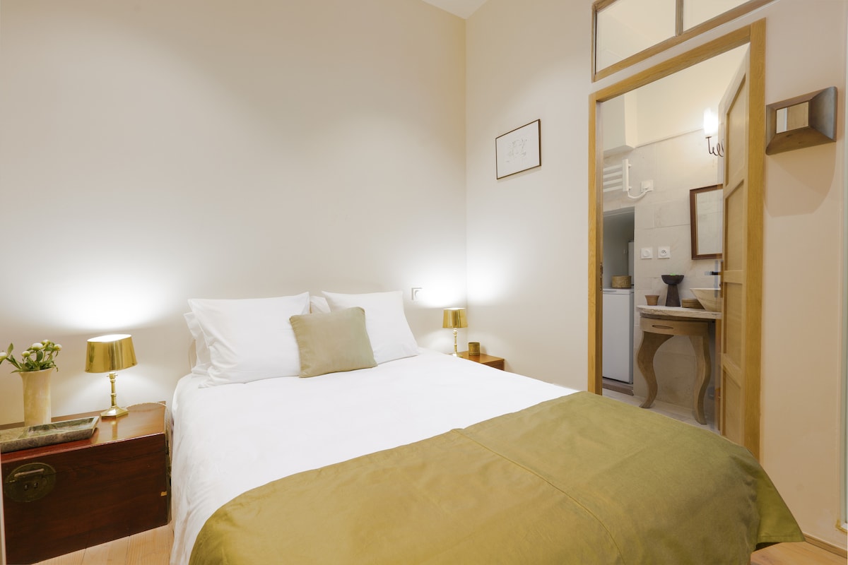 Detalle de la habitación con cama 160*200. Lámparas de noche de barco de latón. Gran armario Vistas al baño de piedra tallada y madera, lámpara Terzani de vidrio sopla a la boca, calentador de toallas y lavadora.