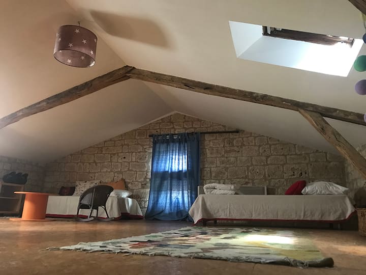 La chambre sous les toits forme un bel espace de jeux pour les enfants.