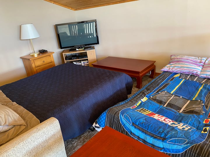 U obiteljskoj sobi u potkrovlju kauč se pretvara u bračni krevet, a potpuno novi futon udobno odgovara dvoje djece.