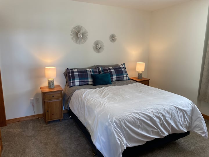 Glavna spavaća soba s potpuno novim madracem veličine kraljice od memorijske pjene Tempurpedic.