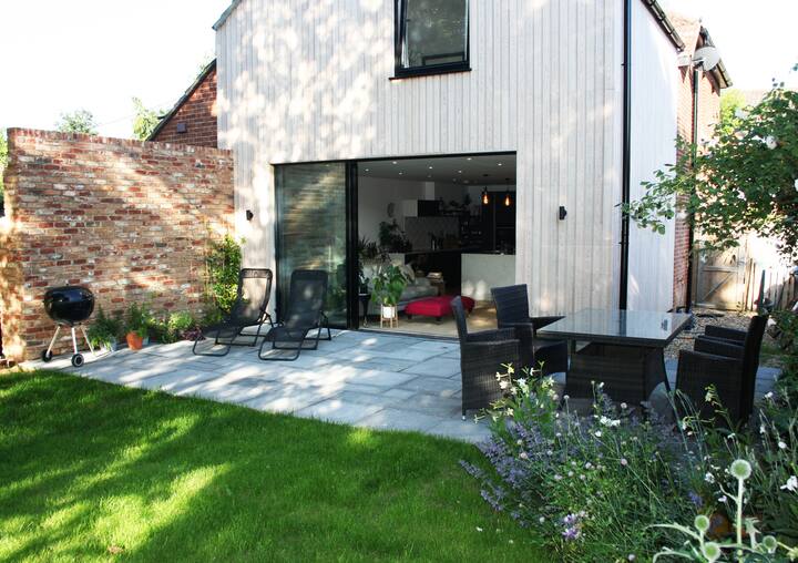Modernes Landhaus mit 2 Schlafzimmern und wunderschönem Garten