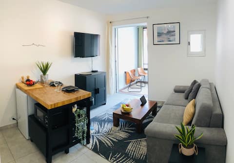 Top Airbnb: Beautiful beachfront studio in Sausset Les Pins