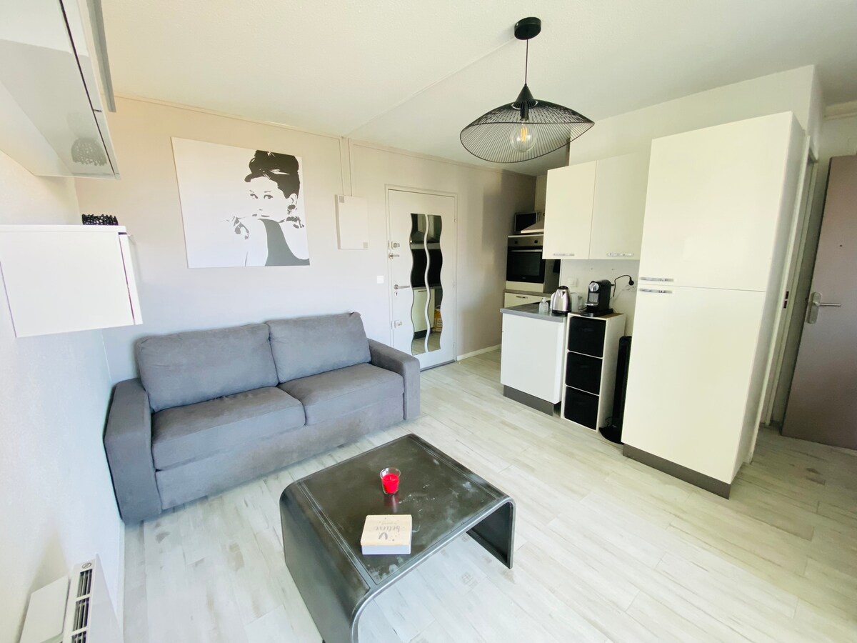 ห้องนั่งเล่นพร้อมโซฟาเบดขนาด 140 X 190