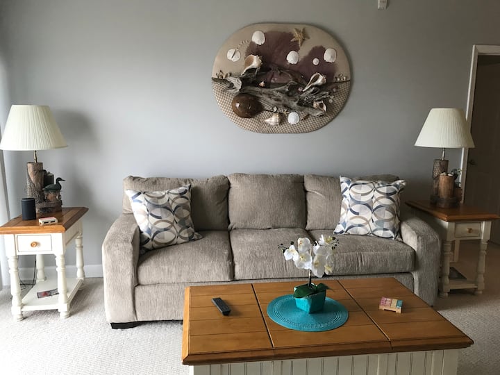 Sebule hutoa sofa ya kulala.