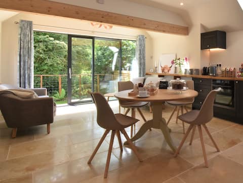 Popular Airbnb listing: Idyllic 2-bedroom rural lodge with hot tub in West Oxfordshire