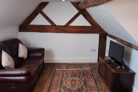 Historic Town Centre Apartment with parking