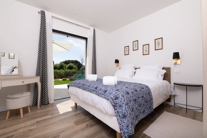 Chambre Plein Sud ，欣赏Massif des Maures的美景