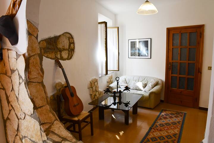 Eckhaus Mit Ambiente In Sardinien - Gonnesa