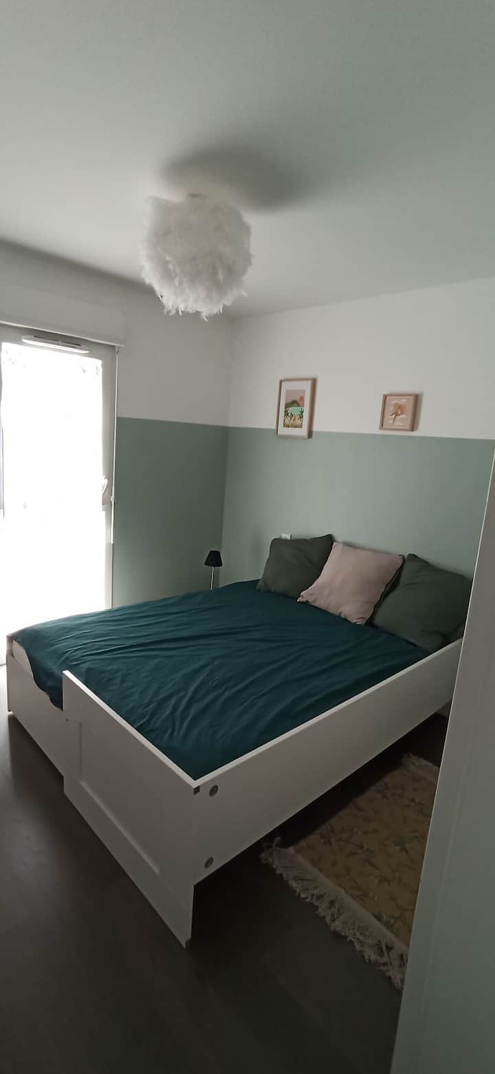 חדר שינה שני עם מיטה נפתחת 