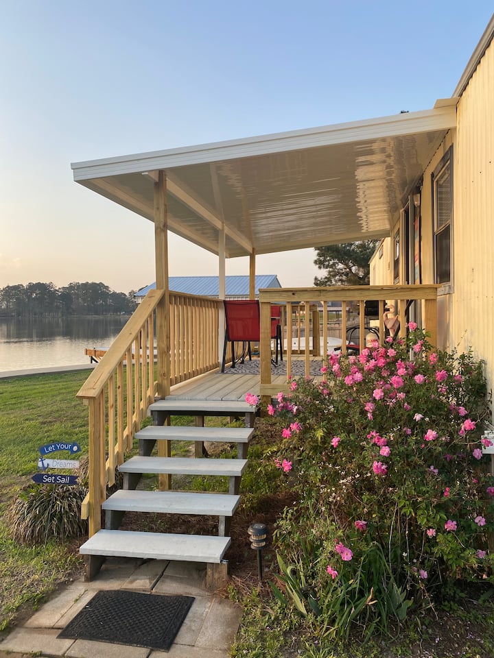 LAKE FRONT boat slip and trailer parking Tiny houses for Rent in