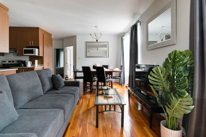 Spacious Downtown 2 BR + private parking (no tax)