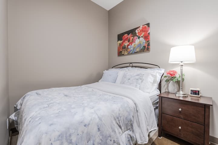 غرفة النوم الأولى، سرير مرتبة ناعم وثابت بالحجم الكامل.