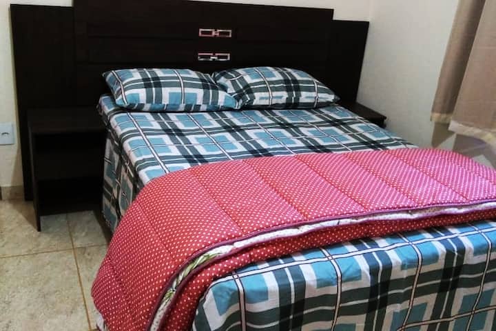 Chambre 1 avec deux lits (un double et un simple)