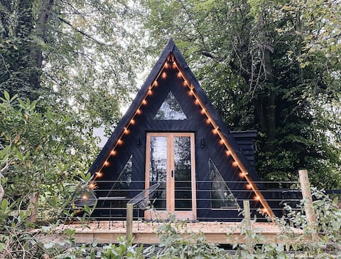 The Black Triangle Cabin (La cabaña del triángulo negro