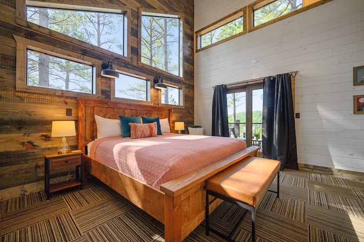 Second king bedroom upstairs with custom made bed and en suite bathroom shared with the bunk room. This room also has direct access to the large balcony! Dresser, bench, chair and nice sized closet with hamper provided!