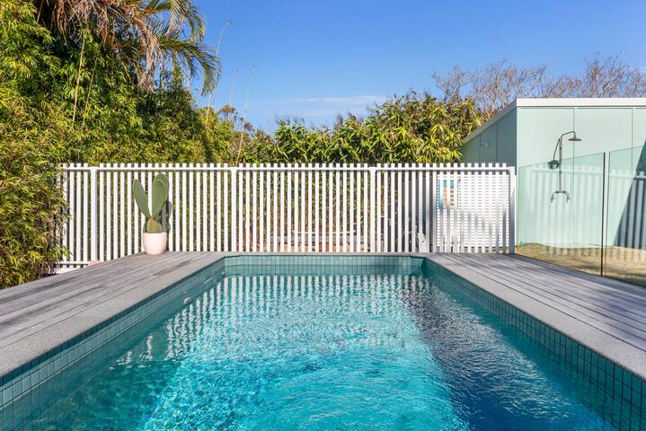 Byron Bay – Iconic Mid Century House in Town gallery image 2