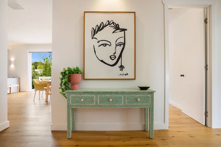 Byron Bay – Iconic Mid Century House in Town gallery image 3