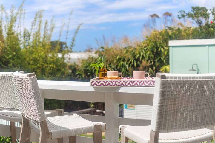 Byron Bay – Iconic Mid Century House in Town gallery image 5