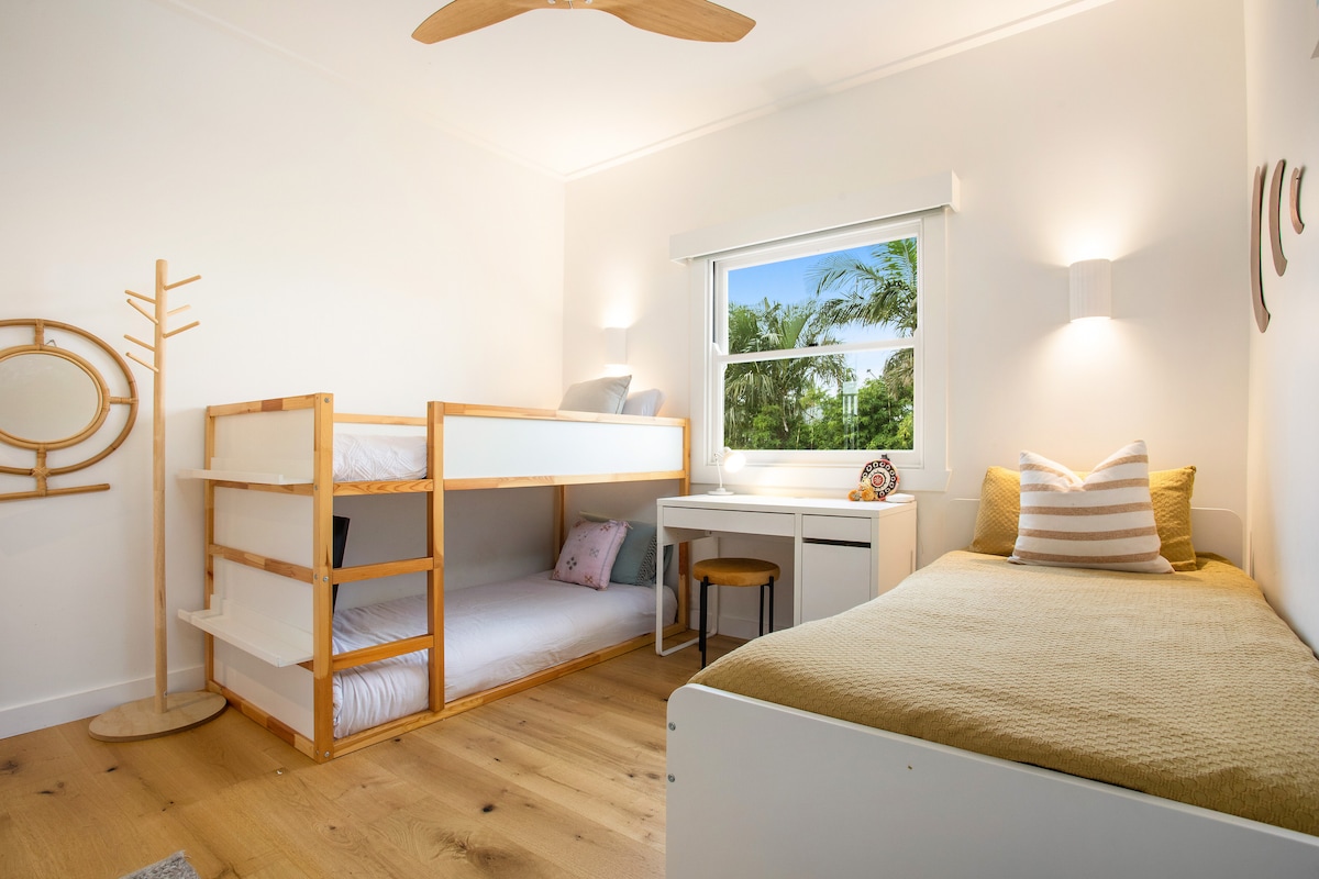 Ovo je naša soba na kat - u ovoj sobi nalaze se 4 kreveta za jednu osobu - uključujući i jedan komad koji se razvlači.