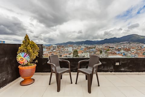 Beautiful apartment  overlooking downtown, jackuzie access and warm terrace full of plants, 360 degree viewpoint