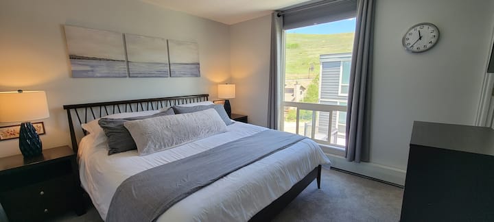 Dormitorio principal con cama tamaño King