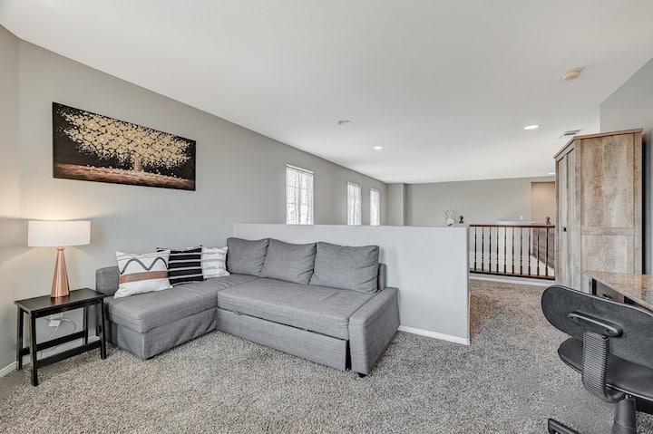 Loft de arriba situado en la segunda planta:  equipado con espacio de trabajo, sofá cama, Smart TV y armario con almohadas y mantas adicionales.