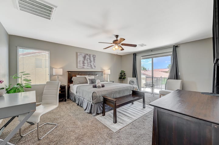 Ubicado arriba en la segunda planta: Dormitorio principal con Cama Cal King, Smart TV, Escritorio y espejo y Balcón con zona de estar.