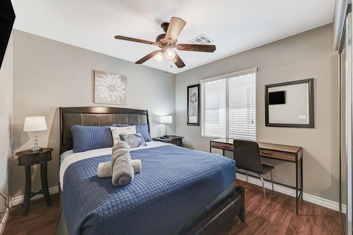 Dormitorio n .º4: ubicado en la planta baja en el primer piso frente al tercer baño: equipado con cama tamaño queen, 2 mesas de noche, TV inteligente, escritorio con espejo y cómoda alta. 