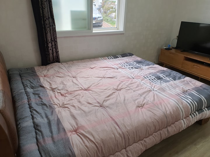 Bedroom # 1!!
There is a soil bed ~
There's also a bokdung pig ^ __ ^
Yogi has an air conditioner ~