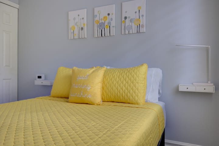 Spavaća soba br. 2. Bračni krevet (širok 150 - 179 cm).