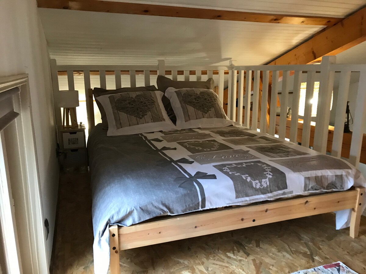 מיטה זוגית 140/200 בקומת הביניים 