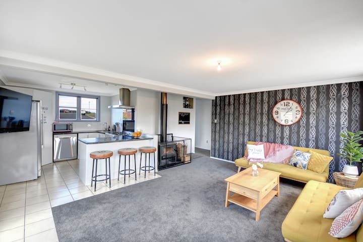 The Red Door!  Cheerful & Modern 4 Bedroom Home - Dunedin