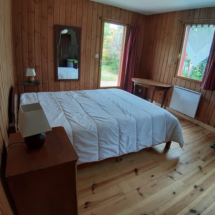 一楼卧室配有一张双人床和一张沙发床