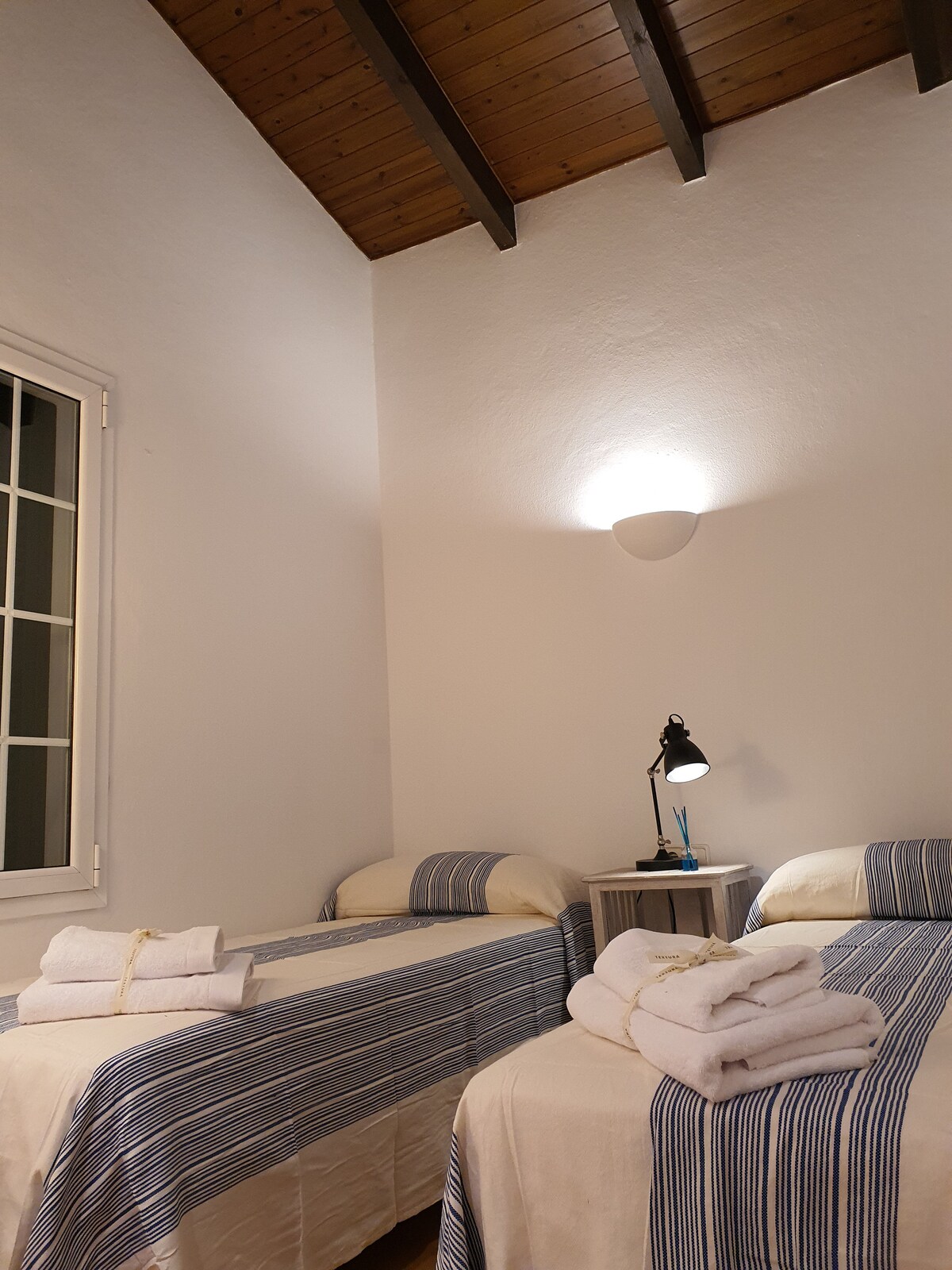 חדר שינה זוגי נעים, עם מלתחה מובנית ותקרת עץ טבעית