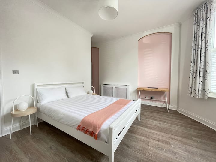 Chumba cha kulala kilicho na bafu la ndani na WARDROBE ya kutembea