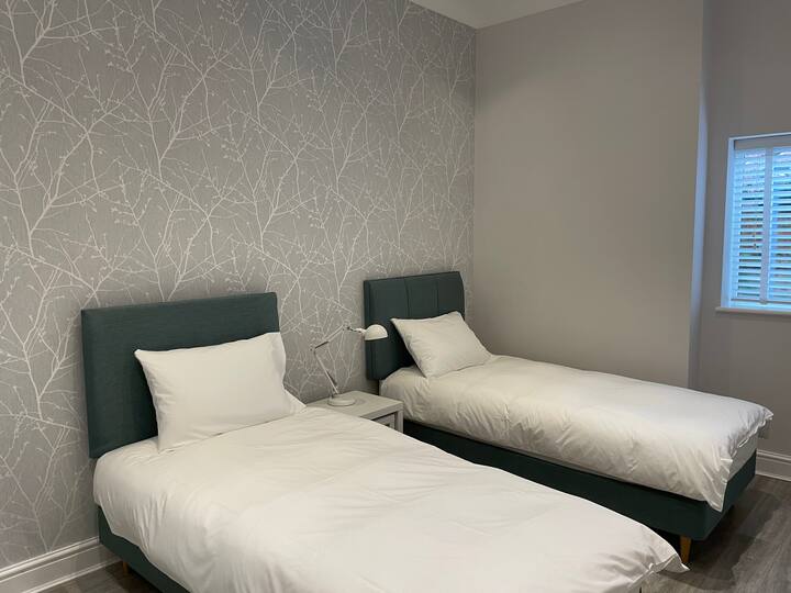 Chumba cha kulala cha pili (vitanda viwili vya mtu mmoja vinaweza kuwekwa kwa urahisi)