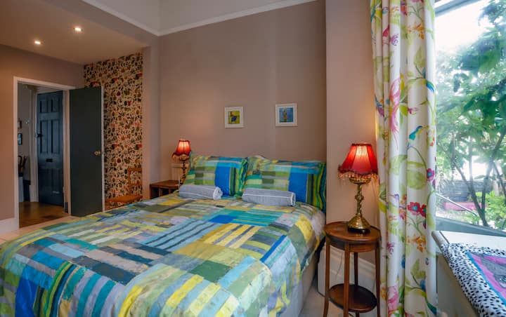 ห้องพักที่อบอุ่นพร้อมเตียงนอนสบาย